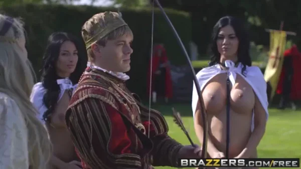 Izmos férfi két nővel kielégíti vágyait